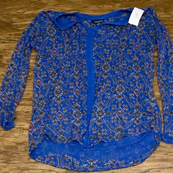 Lady’s top size small with tags - Picture 2 of 7
